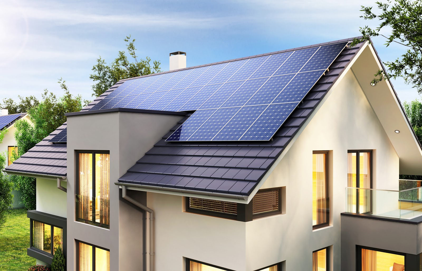 Modernes Haus mit Solaranlage auf dem Dach für erneuerbare Energie
